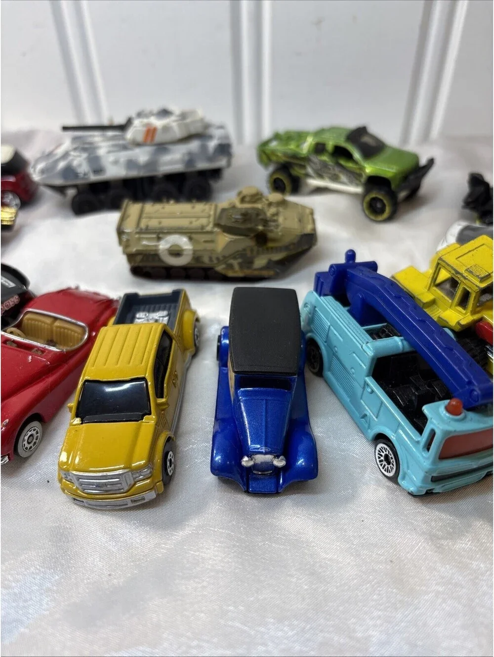 Lot Of 14 Vintage Toy Vehicles Hot Wheels , Matchboxes And Maisto Brands